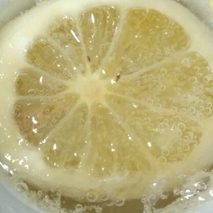 無糖炭酸水で割って美味しくいただきました。
レモンの入った瓶がかわいく見えます。